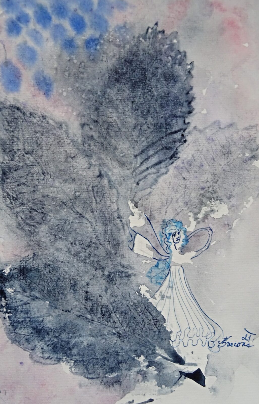 Malá víla se snaží schovat pod zasněžené listy