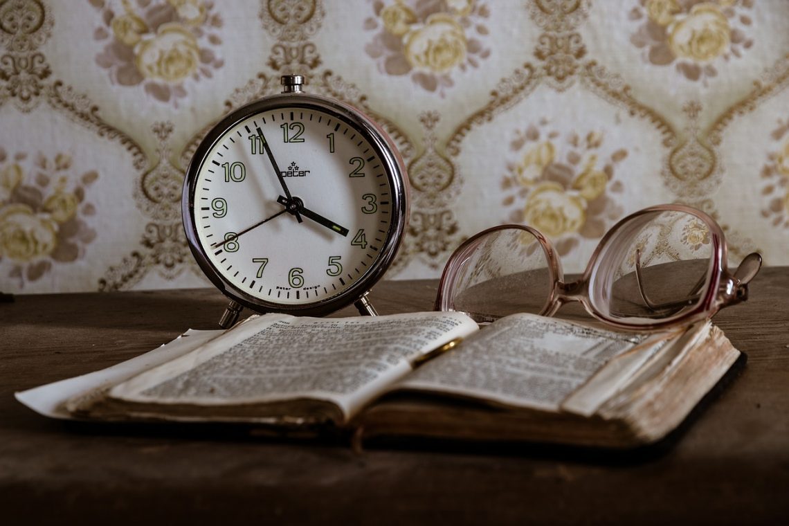 Clock Retro Glasses A Book  - herbert2512 / Pixabay