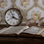 Clock Retro Glasses A Book  - herbert2512 / Pixabay