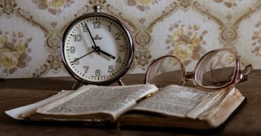 Clock Retro Glasses A Book  - herbert2512 / Pixabay