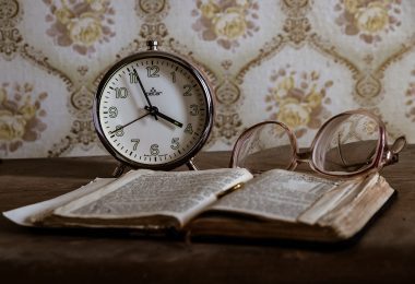 Clock Retro Glasses A Book  - herbert2512 / Pixabay